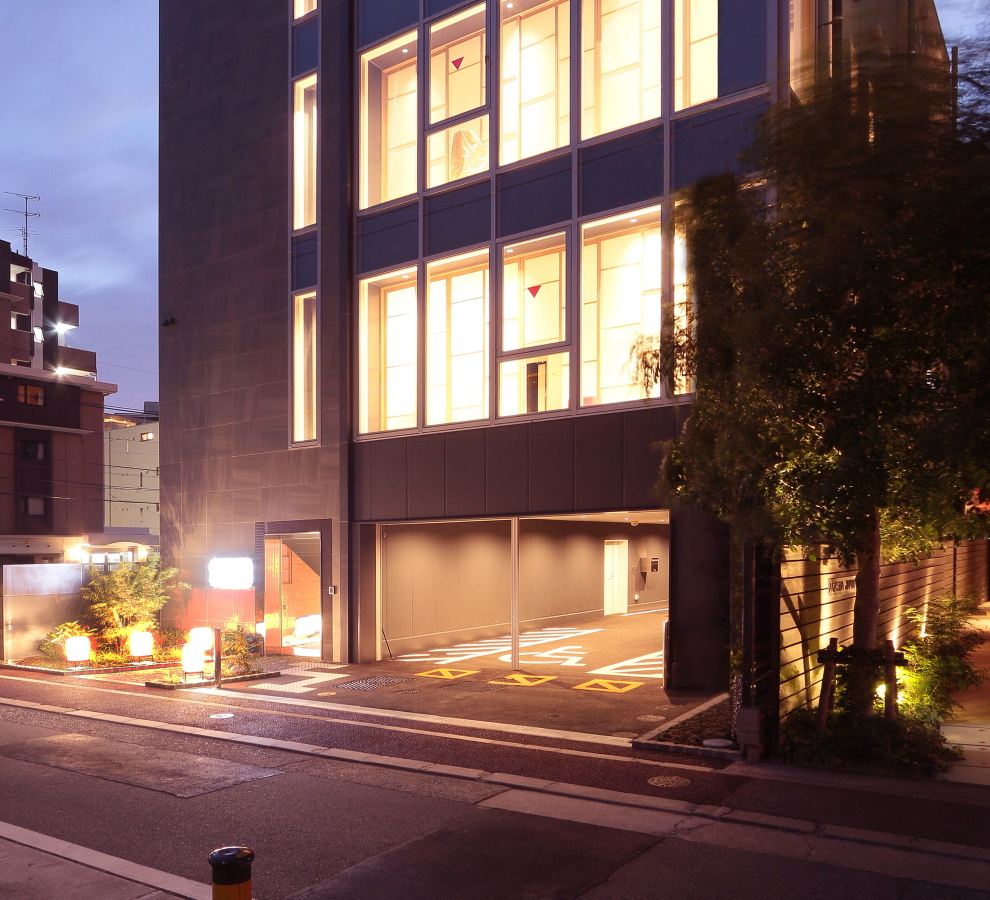 既存店舗の移転に伴う新築工事です。うなぎ専門店らしく和の雰囲気を重視しつつも、モダンで洗練されたデザインの新店舗となりました。