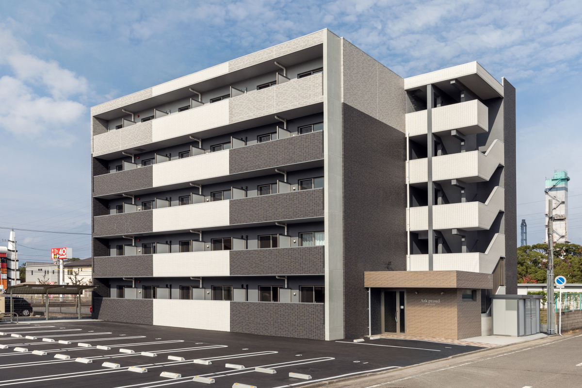 大通りから一本入り、モノトーンの外壁と相まって落ち着いた雰囲気の賃貸マンションが完成しました。近所に店舗も多く、利便性に優れています。