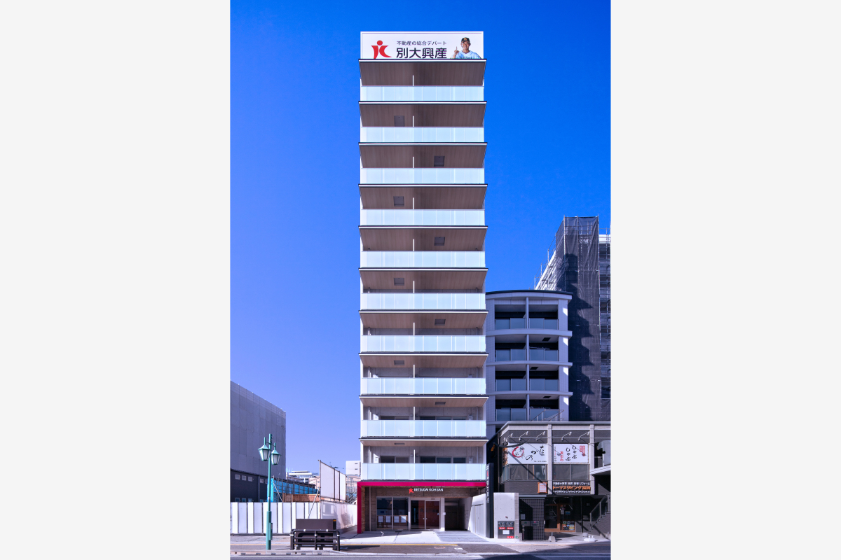 JR香椎駅・西鉄香椎駅までともに徒歩数分、豊富な商業施設も徒歩・自転車圏内の好立地。３タイプある住戸は、様々なライフスタイルに応えてくれます。