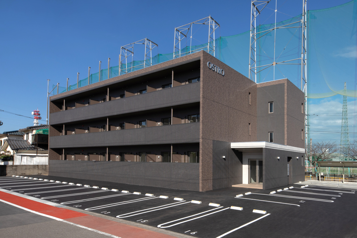 3階建てと低層ですが、日陰となる北側が暗い印象にならない様、外壁を明るい色とする工夫を行いました。