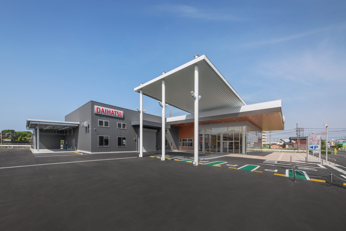 中津市にて整備工場兼販売店舗の新築工事を行いました。